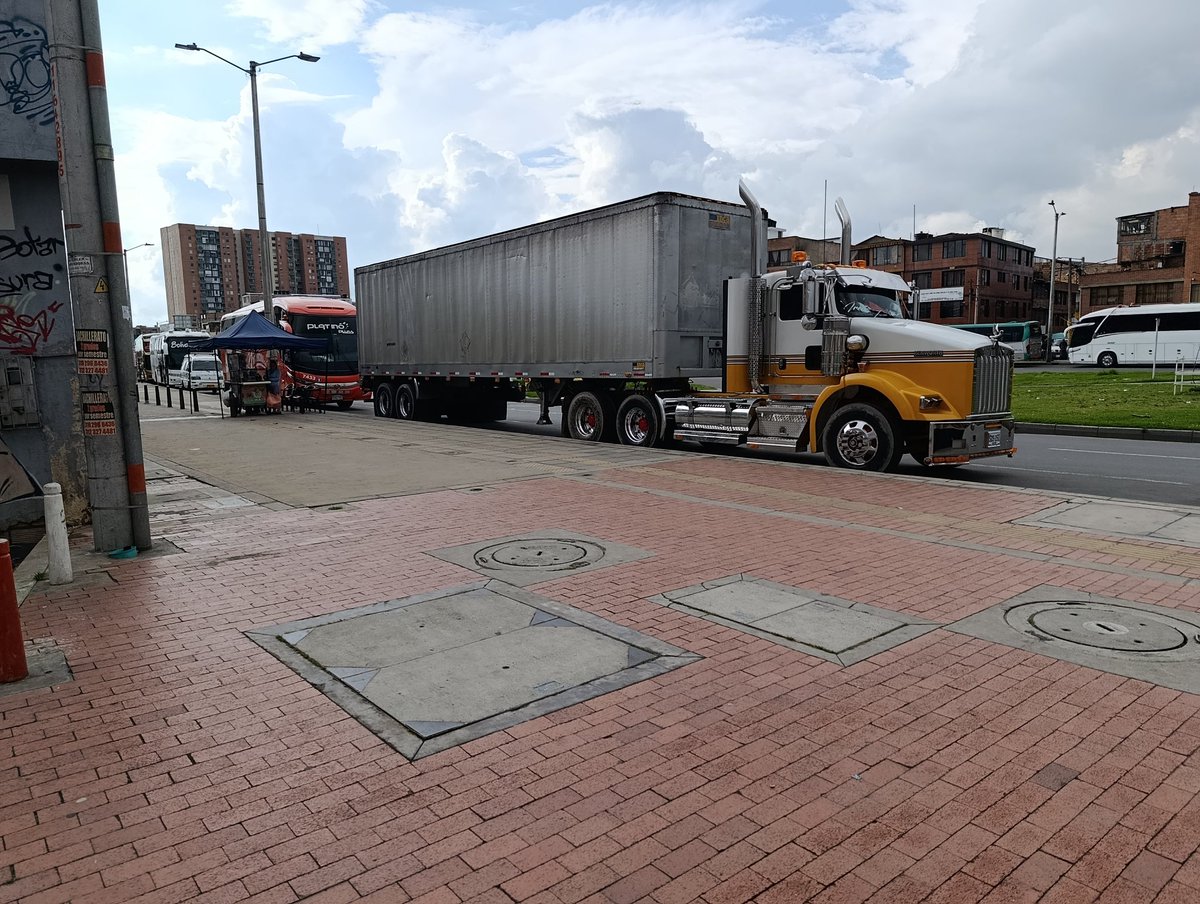 FzaDelCambio's tweet photo. Definitivamente a @SectorMovilidad le quedó grande la Avenida Guayacanes, que quedó convertida en parqueadero. Todas las tardes paso por allí y veo este panorama. Y el alcalde Galán? Bien en gracias. Mandan algunas patrullas a veces en la mañana y en la tarde de nuevo el desorden https://t.co/If1y3PN23t