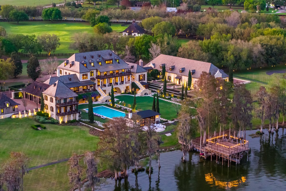 Zillow Gone Wild 🏡 tweet media