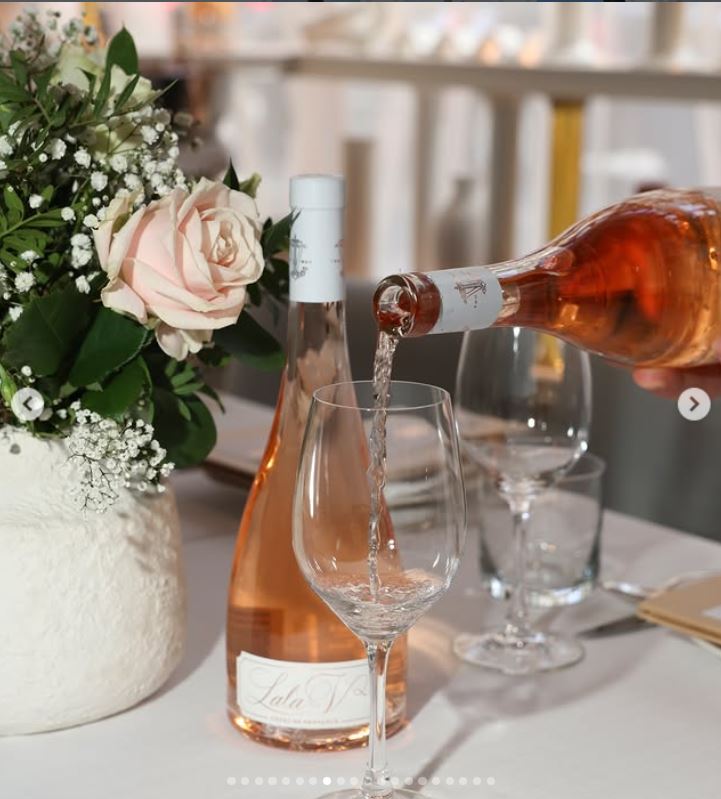 bornfirstkindly's tweet image. Now this is how you do a launch!🍷🍸🍾
Lady Eliza Spencer, Diana's niece, celebrates the launch of her own brand, LaLa V rosé, in Mayfair. She posed for photos alongside models Melissa Odabash, Pixie Lott and Sabrina Elba at her white theme party.