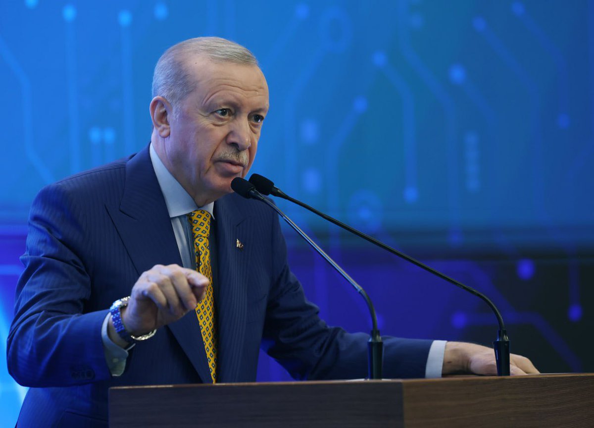 smr_plt_'s tweet photo. 2004 yılı MGK toplantısı:
Dönemin Jandarma Genel Komutanı Şener Eruygur, hükümeti itham eden bir konuşma yapıyor. Dönemin Başbakan’ı Erdoğan'ın uyarmasına rağmen Eruygur aynı tonda konuşmasını sürdürünce, Erdoğan masaya vuruyor ve 'KES ULAN❗️" diye bağırıyor. https://t.co/Cw5EY9njCk