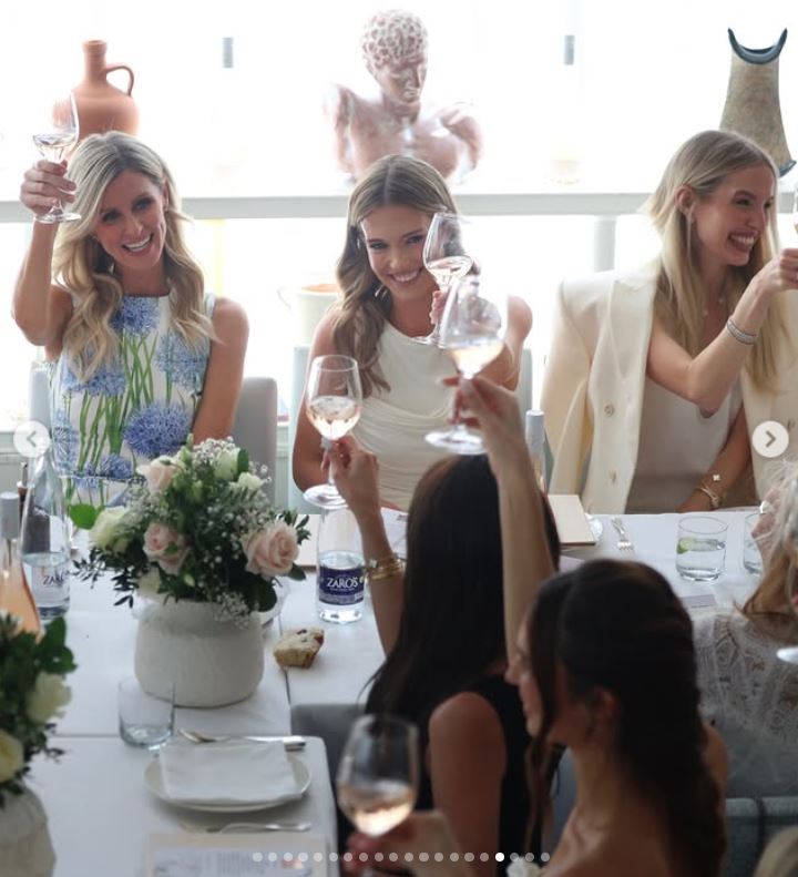 bornfirstkindly's tweet image. Now this is how you do a launch!🍷🍸🍾
Lady Eliza Spencer, Diana's niece, celebrates the launch of her own brand, LaLa V rosé, in Mayfair. She posed for photos alongside models Melissa Odabash, Pixie Lott and Sabrina Elba at her white theme party.