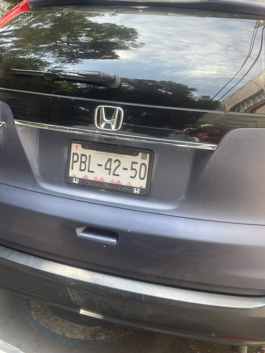 Marizatt's tweet photo. @SSC_CDMX coches estacionados en lugares de discapacitados sin placas para su uso, peor funcionarios del @DIFCDMX en Uxmal 860 Sta Cruz Atoyac, CDMX https://t.co/ZfCEP8hM2m