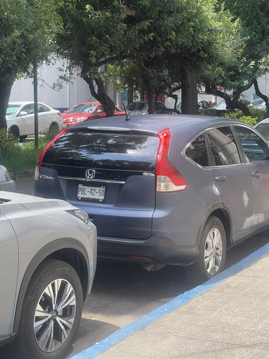 Marizatt's tweet photo. @SSC_CDMX coches estacionados en lugares de discapacitados sin placas para su uso, peor funcionarios del @DIFCDMX en Uxmal 860 Sta Cruz Atoyac, CDMX https://t.co/ZfCEP8hM2m