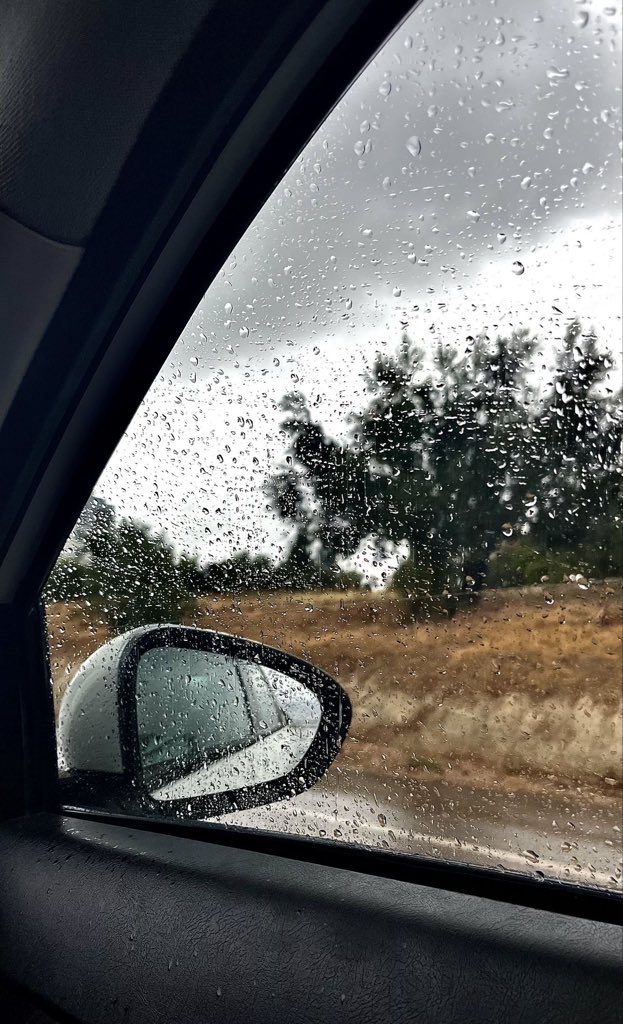 w_ill0_'s tweet photo. يقول:

كن المطر يغازل حِسنها من ورا نافذتها https://t.co/5tsCqVL9qx