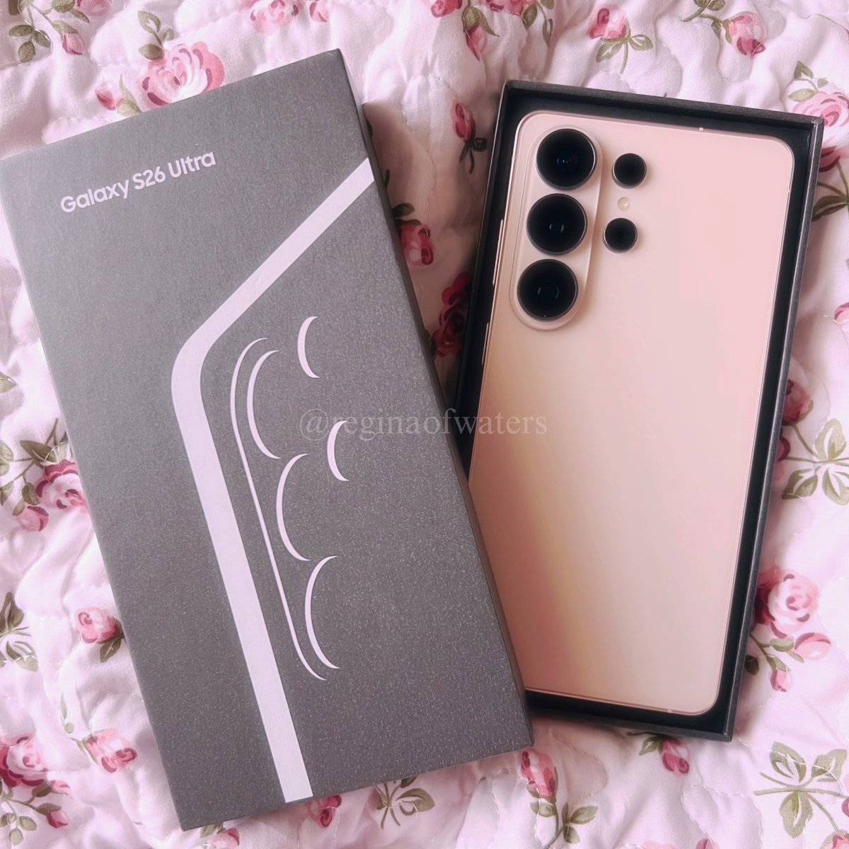 reginaofwaters's tweet image. It has been almost a month since I upgraded from my s22 ultra to an s26 ultra and omg 😍 I adore my new phone so much~! 💕got it in pink gold ✨️ I, of course, also have a section dedicated to Genshin &amp;amp; it looks so pretty~! 💞 overall, very happy ❤️