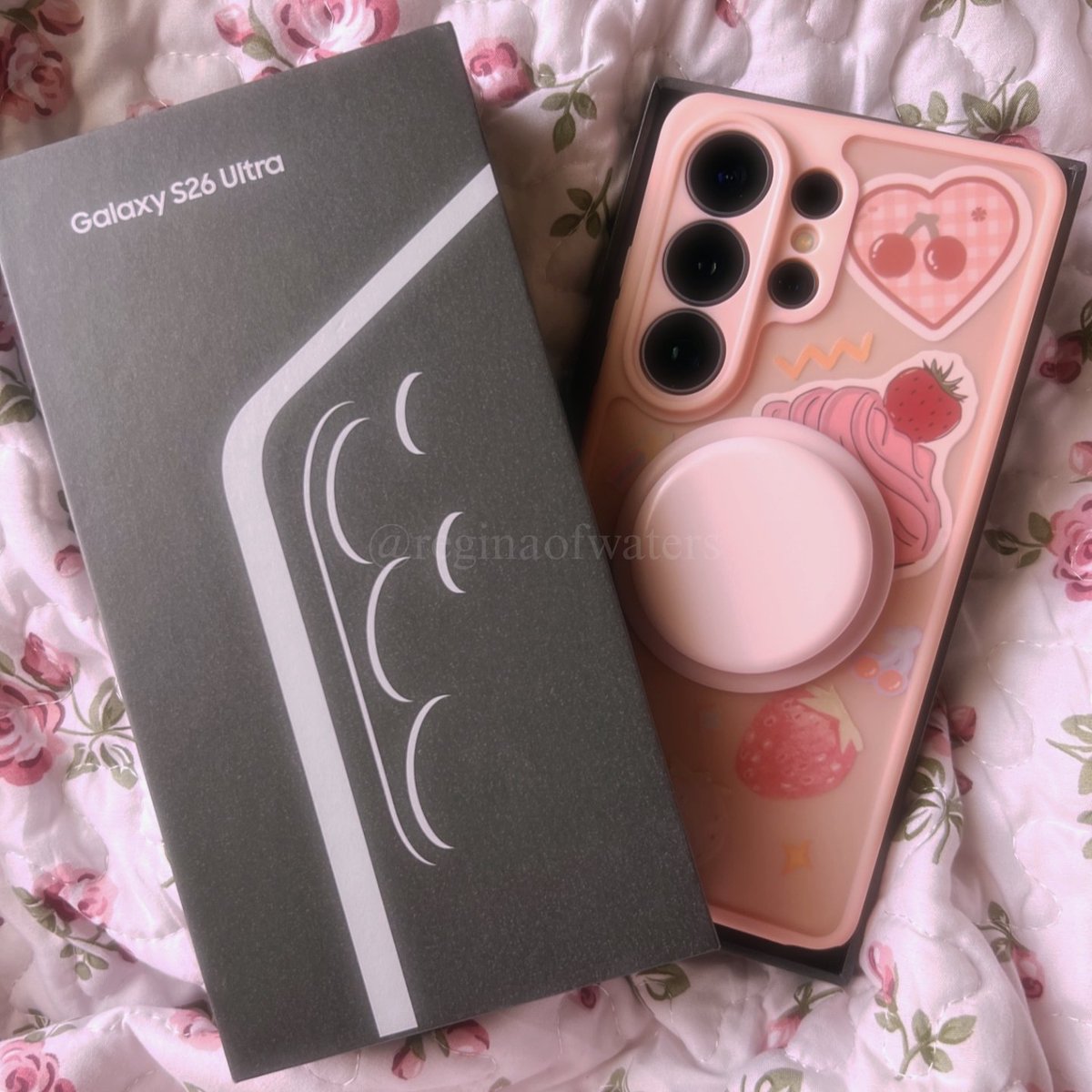 reginaofwaters's tweet image. It has been almost a month since I upgraded from my s22 ultra to an s26 ultra and omg 😍 I adore my new phone so much~! 💕got it in pink gold ✨️ I, of course, also have a section dedicated to Genshin &amp;amp; it looks so pretty~! 💞 overall, very happy ❤️