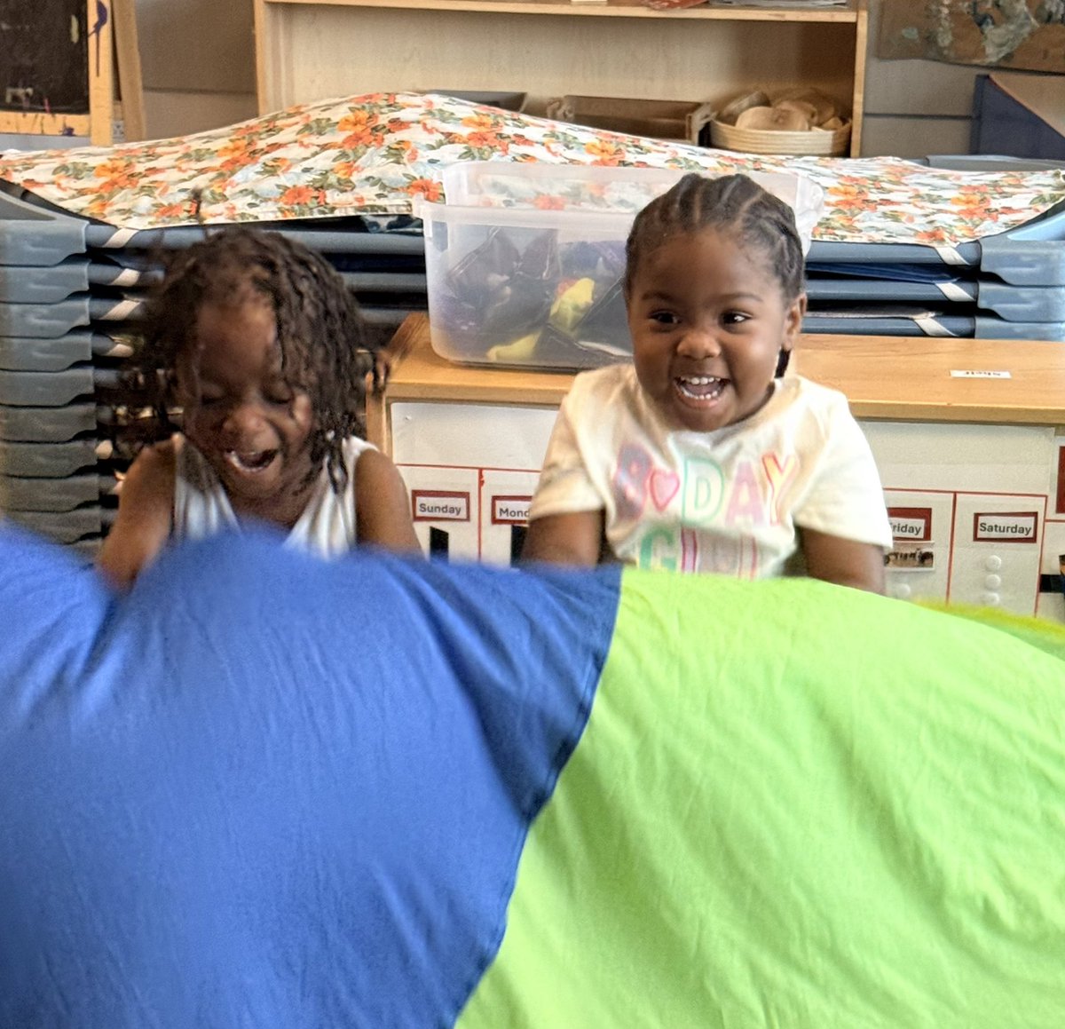 stomptheworld's tweet photo. The parachute never fails to put smiles on faces! #EarlyChildhoodEducation #stl #stlouis #stlnonprofit #movement https://t.co/qufpDYXFlO