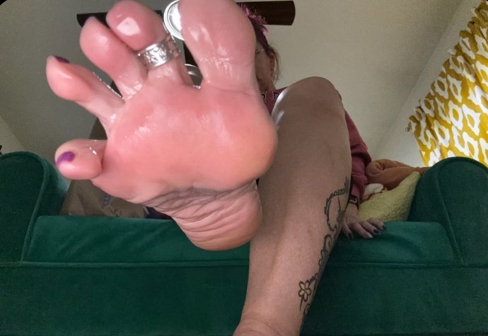 TheGiantessLand's tweet photo. Right where you belong! 👣 - @solegoddesskiyo 😍🥰 https://t.co/WftaXW0sSg