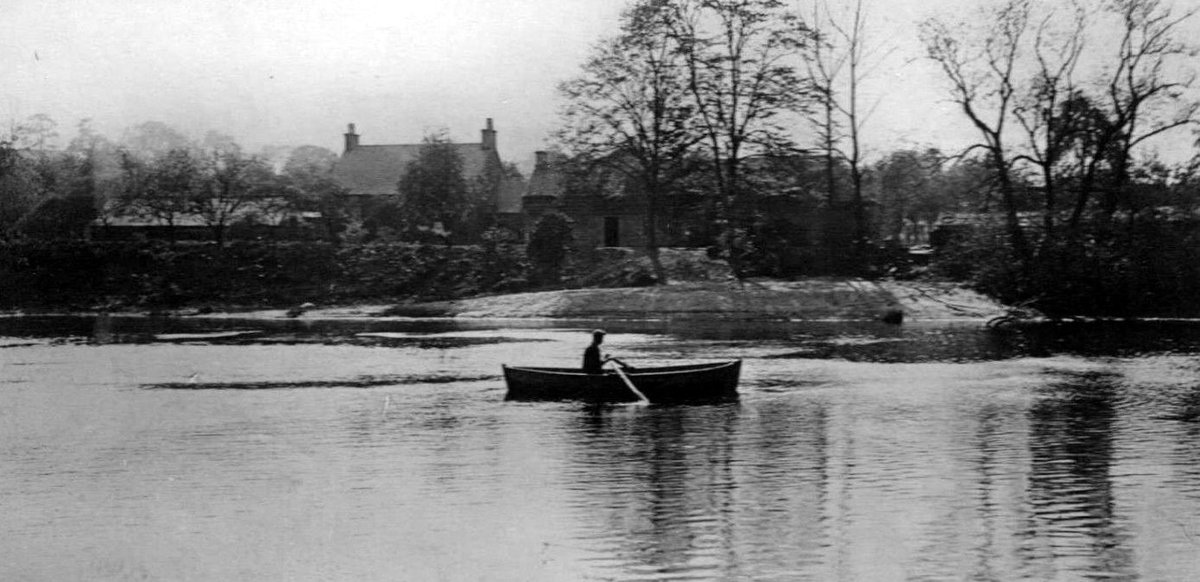 tourscotland's tweet image. Old Tour #Scotland #Ancestry Travel Visit #Genealogy #Scottish Family #History Blog #photography of a fisherman rowing a boat on the #River #Clyde by #Uddingston. Town is on the north side of River Clyde, about seven miles south east of #Glasgow tour-scotland-photographs.blogspot.com/2018/02/old-tr…