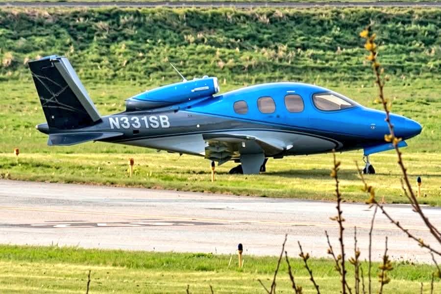 ivancp25's tweet photo. #IncidenteAéreo por salida de pista de un #CirrusVisionJet #SF50 G2+ Arrivée (N331SB) de #AeryAviation, al aterrizar en Aeropuerto de Cleveland Burke Lakefront (BKL), #Ohio #EEUU 🇺🇲. Dañó su tren de aterrizaje al colisionar con varias luces de la pista 06L. Sin heridos. 24-04-26 https://t.co/GoiTC3N6tK