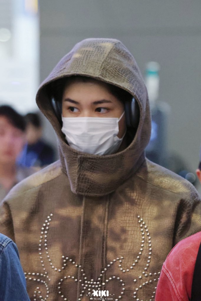 LunaSoc189788's tweet image. Kayak pernah lihat jacket coklat itu...eh ternyata dipakai pas interview itu yah... Btw knp kayak kurusan yah, pasti pada kecapean kayaknya 😌
#LOUIS