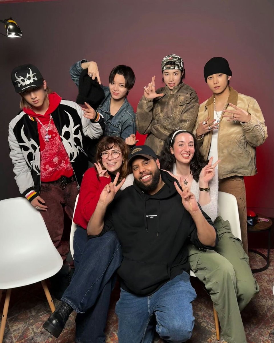 LunaSoc189788's tweet image. Kayak pernah lihat jacket coklat itu...eh ternyata dipakai pas interview itu yah... Btw knp kayak kurusan yah, pasti pada kecapean kayaknya 😌
#LOUIS