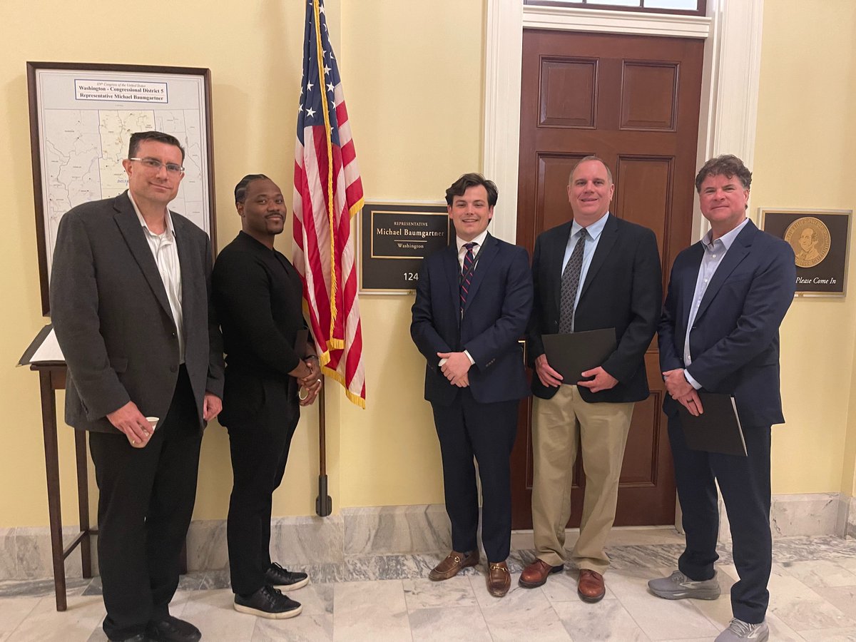 DevsAlliance's tweet photo. 10 app leaders met with lawmakers in D.C. to push for kid safety, national data privacy standards, and clear federal AI rules to strengthen and protect the app economy.

We thank everyone who took the time to join us and advocate for a stronger app economy! https://t.co/MpYIUw2dSK