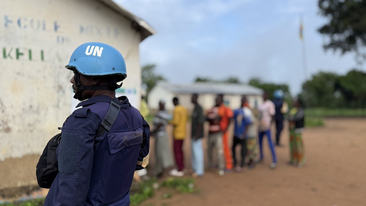 UNPeacekeeping's tweet image. 🇨🇫 @UN_CAR welcomes the peaceful &amp;amp; orderly conduct of Sunday's vote across 19 of 20 prefectures of the #CAR.
MINUSCA transported 30 tons of equipment, supported the National Electoral Authority &amp;amp; implemented the national elections security plan with CAR defence &amp;amp; security forces.