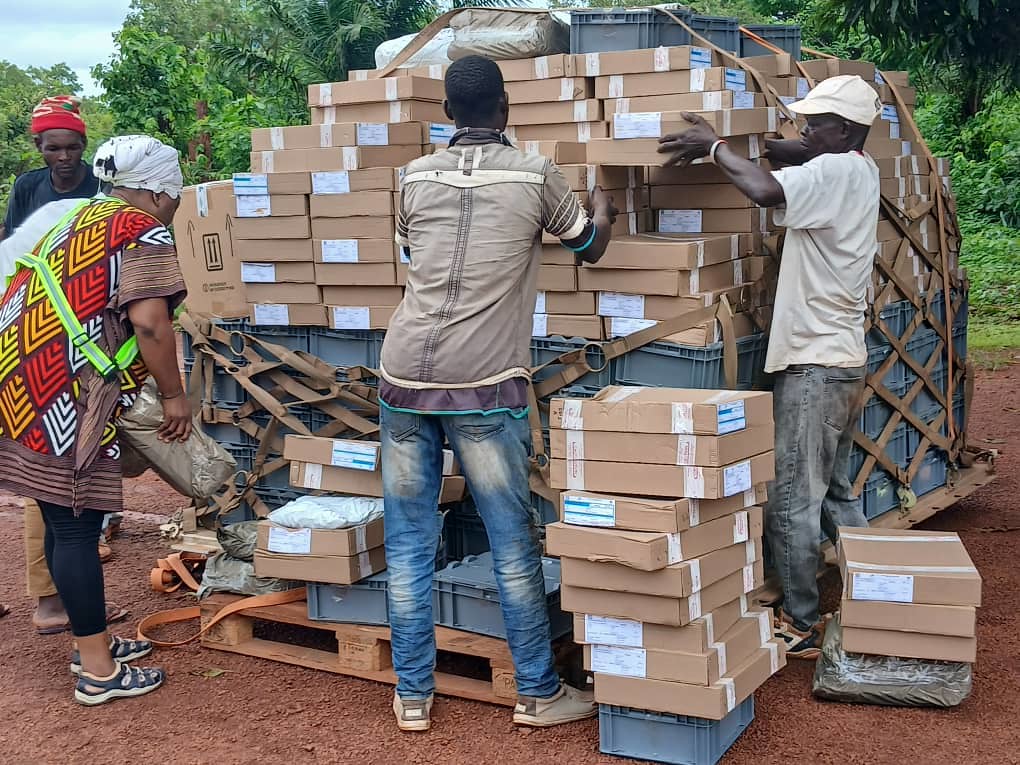 UNPeacekeeping's tweet image. 🇨🇫 @UN_CAR welcomes the peaceful &amp;amp; orderly conduct of Sunday's vote across 19 of 20 prefectures of the #CAR.
MINUSCA transported 30 tons of equipment, supported the National Electoral Authority &amp;amp; implemented the national elections security plan with CAR defence &amp;amp; security forces.
