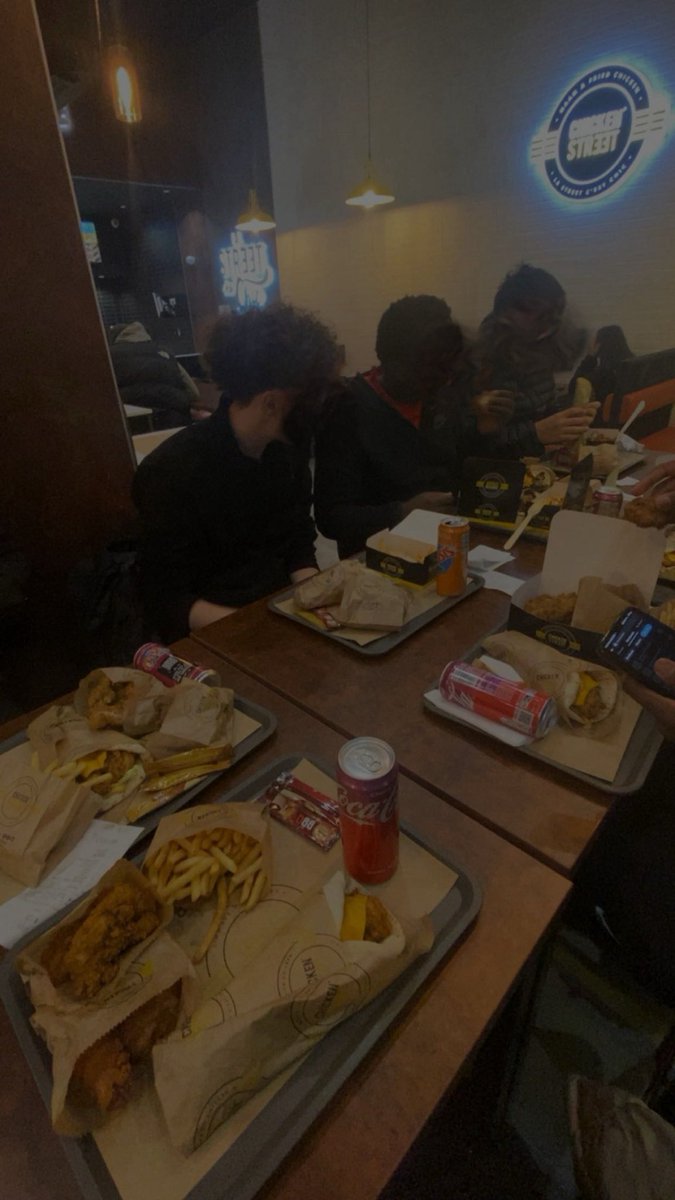 DiMahhpv's tweet image. Chicken Street est le meilleur fast-food que j’ai jamais connu, leurs cm que dire de lui c’est un très grand homme avec un très grand coeur franchement je vous conseille d’y aller commandez et partager un max @ChickenStreetFR #collab