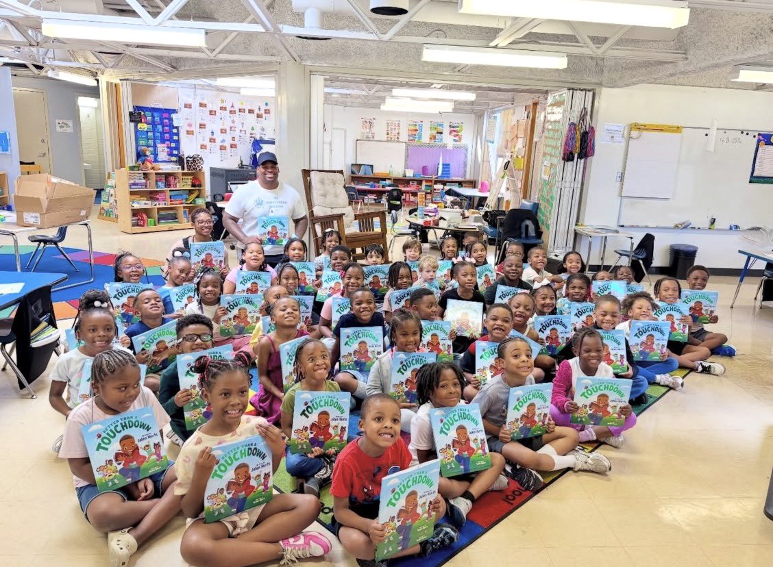 Brandoniswrite's tweet image. #Cowboys Quinnen Williams and his foundation gifted elementary school kids in Birmingham, Alabama, copies of “Better Than A Touchdown,” a book written by Eagles QB Jalen Hurts.

(📸: @QuinnenWilliams on IG)