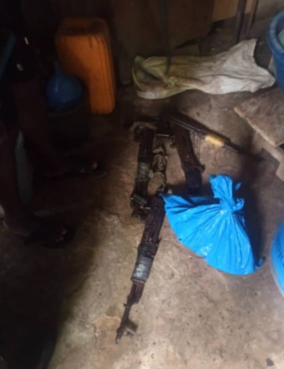 HQNigerianArmy's tweet image. TROOPS RECOVER ARMS, ARREST SUSPECTS IN SWIFT OPERATION

Troops of Headquarters 63 Brigade/Sector 1, Joint Task Force,  South South, Operation DELTA SAFE, have recorded significant operational successes, resulting in the confiscation of four AK-47 rifles. The operation also led