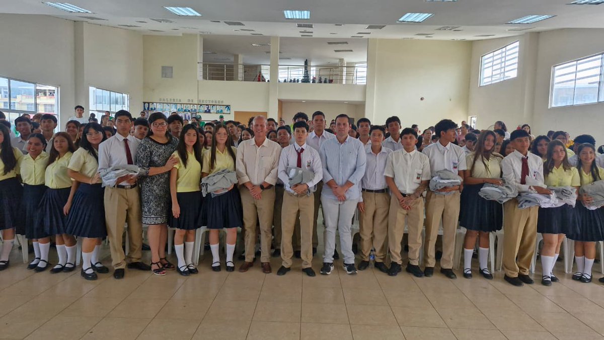 EducacionZ4_Ec's tweet photo. [CHONE] 📍 En la Unidad Educativa Eugenio Espejo entregamos uniformes escolares a más de 2.300 estudiantes.

En el Distrito 13D07 Chone–Flavio Alfaro avanzamos con la distribución de 19.300 kits, contribuyendo a un inicio de clases en condiciones adecuadas. 🏫📚

#ElNuevoEcuador https://t.co/kBbZK2pEMt