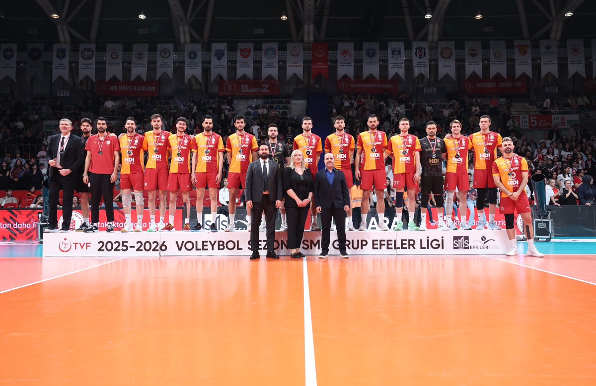 TVForgtr's tweet photo. SMS Grup Efeler Ligi'nde Kupa, Madalya ve Ödüller Sahiplerini Buldu
Ziraat Bankkart'ın Şampiyonluğuyla tamamlanan 2025-2026 sezonu SMS Grup Efeler Ligi'nde madalya, kupa ve ödüller sahiplerini buldu.
Final karşılaşmasının en değerli oyuncusu (MVP) seçilen Ziraat Bankkart takımından Berkay Bayraktar ödülünü, Türkiye Voleybol Federasyonu Başkanı Mehmet Akif Üstündağ takdim etti.
SMS Grup Efeler Ligi'nde sezonu ikinci olarak tamamlayan Galatarasaray HDI Sigorta takımına madalyalarını TVF Yönetim Kurulu Üyesi Altuğ Erim, TVF Genel Sekreteri Nihal İşçi ve TVF Denetleme Kurulu Üyesi Ziya Sözen ikincilik şiltini ise SMS Grup Yönetim Kurulu Üyesi Bahar Öztürk takdim etti.
SMS Grup Efeler Ligi 2025-2026 voleybol sezonunu şampiyon olarak tamamlayan Ziraat Bankkart takımına madalyalarını TVF Başkan Vekili Alper Sedat Aslandaş, TVF Asbaşkanı Semih Oktay ve SMS Grup Hukuktan Sorumlu Yönetim Kurulu Üyesi Zeynep Öztürk ; Şampiyonluk kupasını ise TVF Başkanı Mehmet Akif Üstündağ ve SMS Grup Yönetim Kurulu Başkanı Serhat Öztürk takdim etti.
