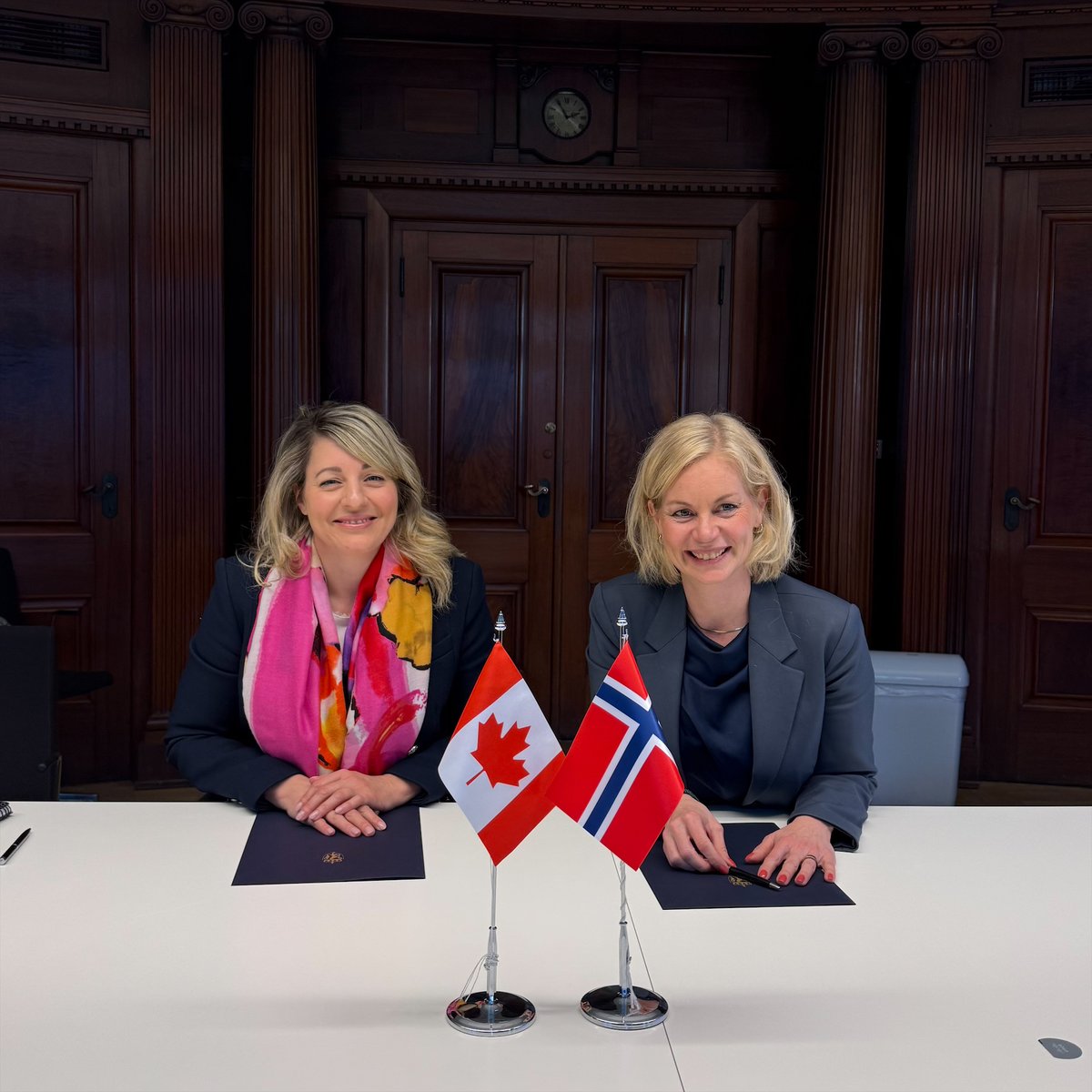 ISED_CA's tweet image. Minister Joly and Ms. Sigrun Aasland, Norwegian Minister of Research and Higher Education, announced a Canada–Norway agreement to strengthen Arctic research and climate data sharing. canada.ca/en/innovation-…