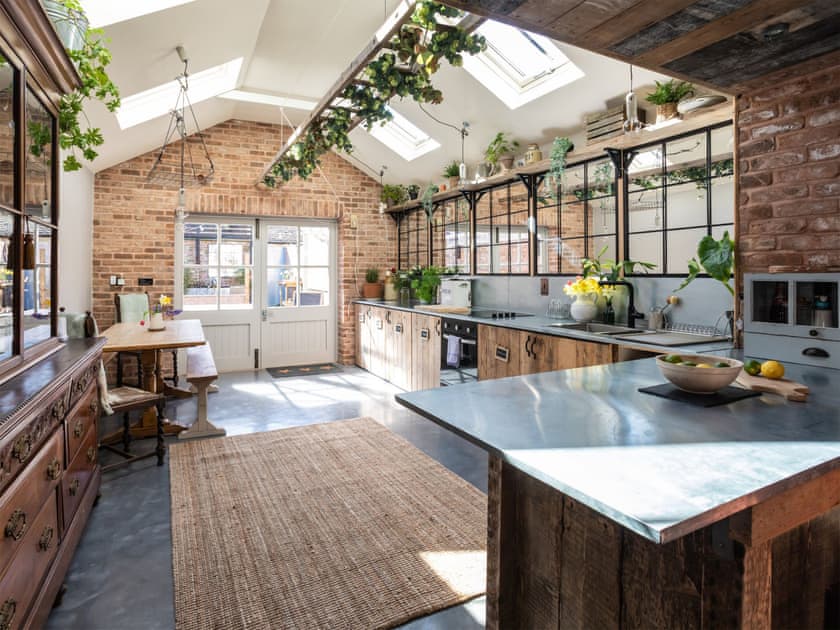 scateringcouk's tweet image. Elm Townhouse is a stylish Georgian escape in the heart of Nantwich, featuring boho-botanical décor, a cocktail lounge, walled garden, and easy access to...

🛁 Hot tub
📍 Nantwich, Cheshire

selfcatering.co.uk/england/cheshi…

#Nantwich #Cheshire #HotTub #HolidayCottage #SelfCatering