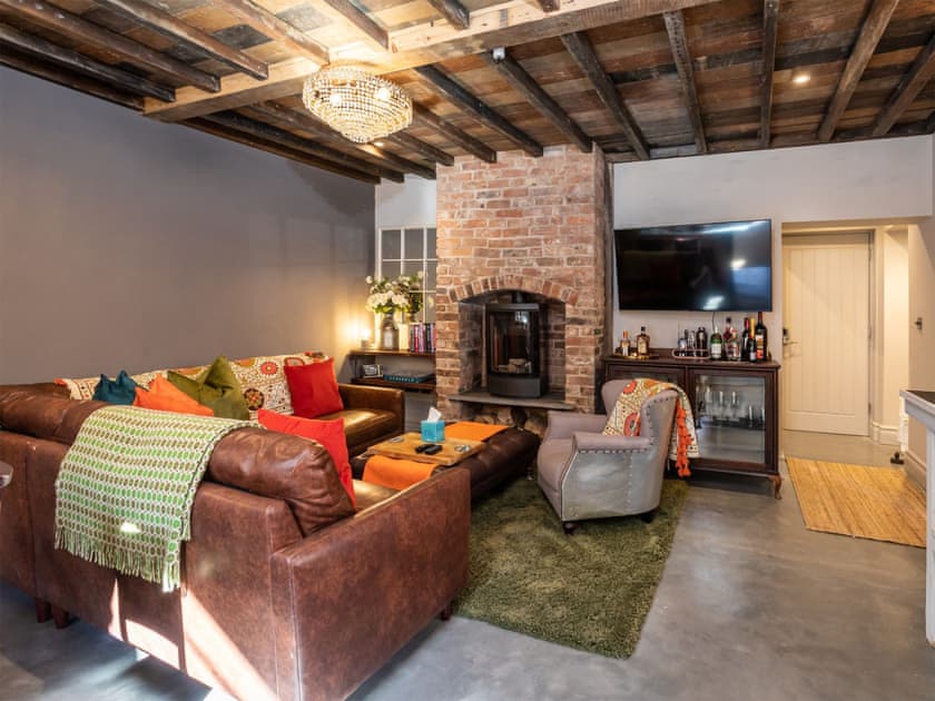 scateringcouk's tweet image. Elm Townhouse is a stylish Georgian escape in the heart of Nantwich, featuring boho-botanical décor, a cocktail lounge, walled garden, and easy access to...

🛁 Hot tub
📍 Nantwich, Cheshire

selfcatering.co.uk/england/cheshi…

#Nantwich #Cheshire #HotTub #HolidayCottage #SelfCatering