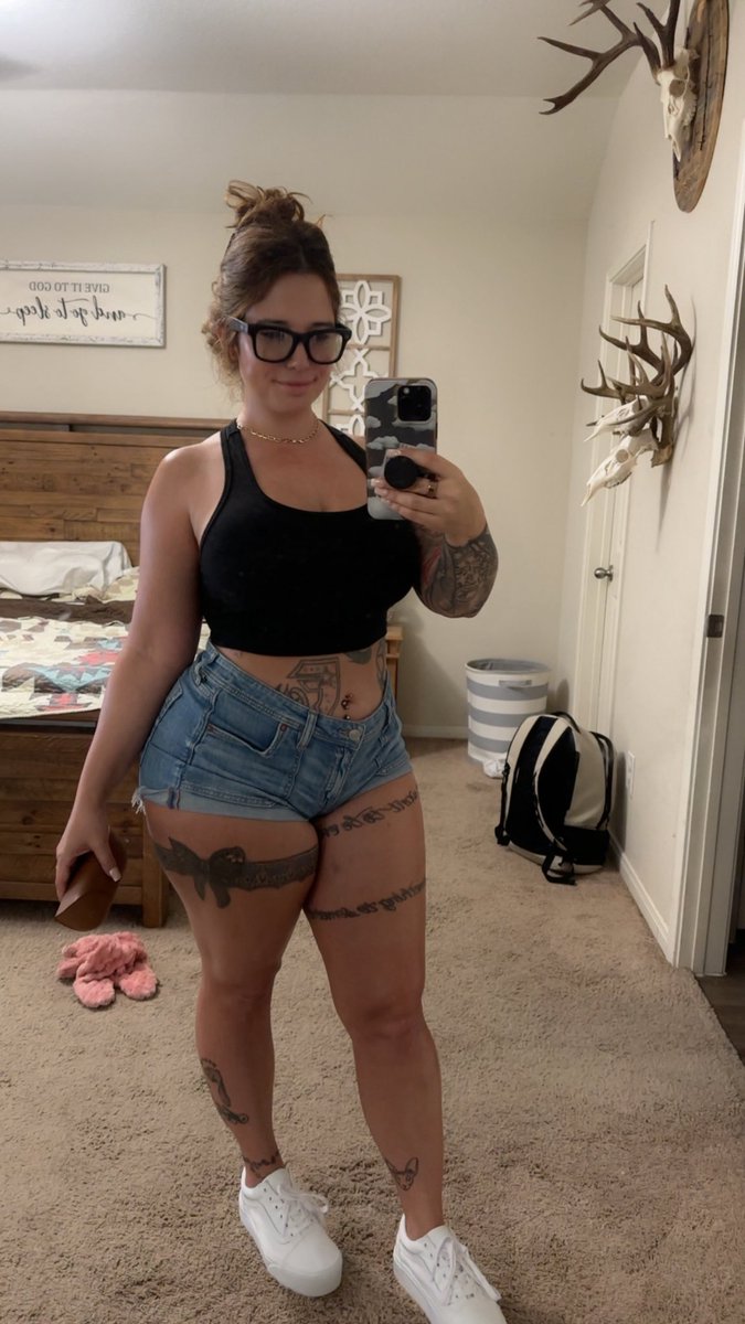 Mogulstylist's tweet image. 🤓 #glasses #meta #metaglasses #americaneagle #jeanshorts