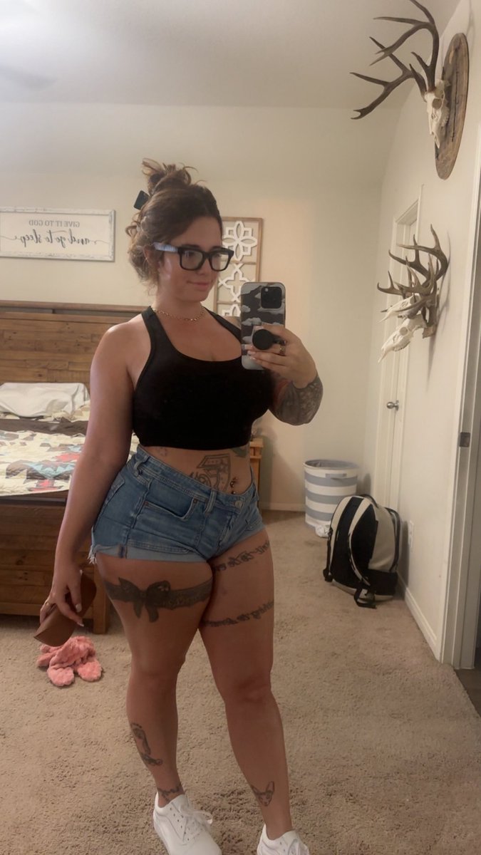 Mogulstylist's tweet image. 🤓 #glasses #meta #metaglasses #americaneagle #jeanshorts