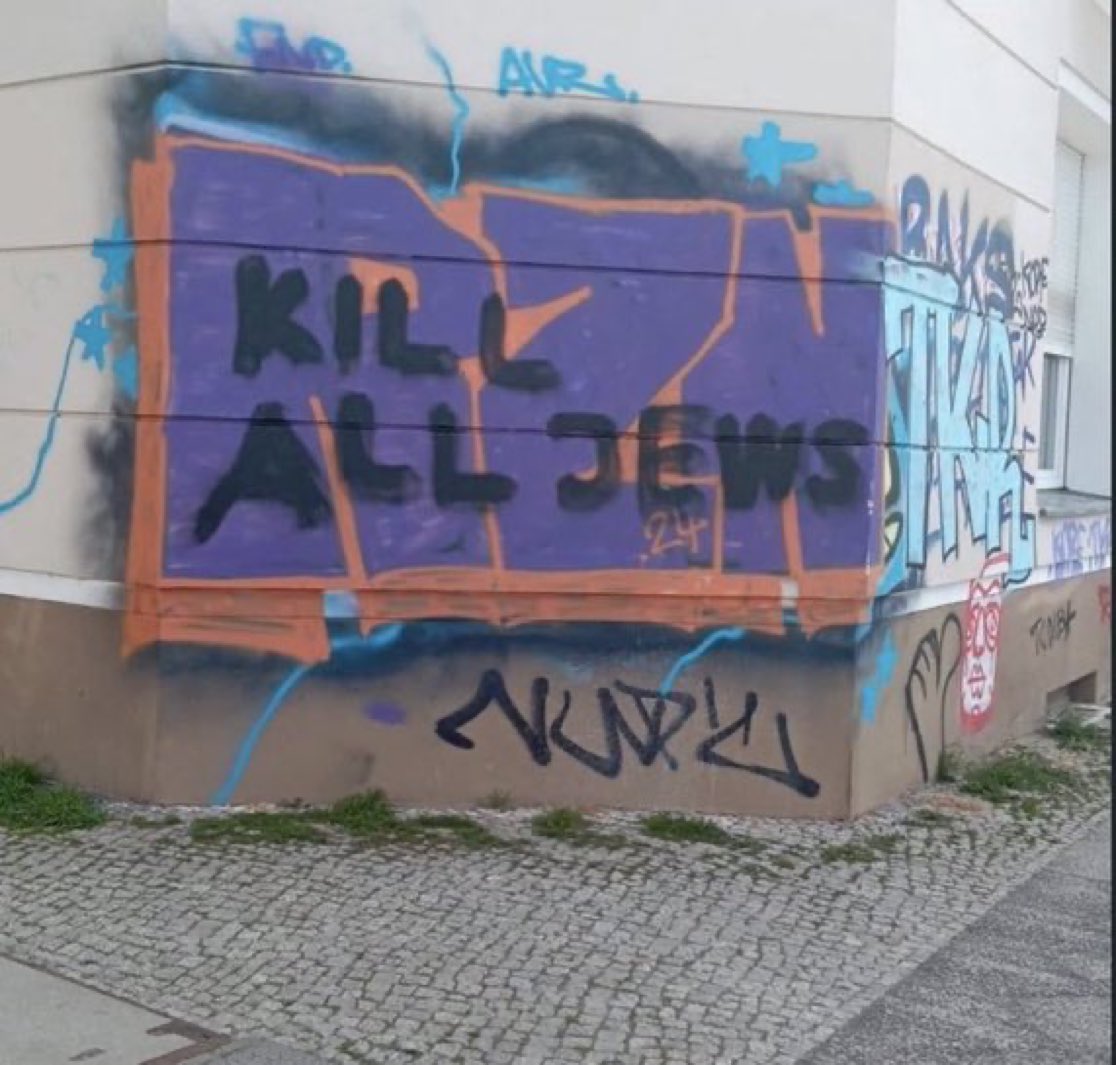 basyazar's tweet photo. Berlin’in kalbinde bu soykırımcı grafitiyi görmek tam bir skandal Almanya adına. https://t.co/ufKTerr66S