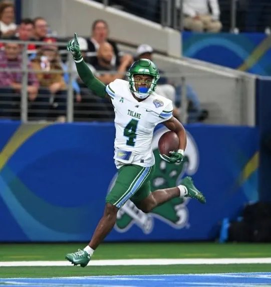 MvpKason's tweet photo. After a great conversation with @JJMcCleskey I’m
blessed to receive an 🅾️ffer from the University of Tulane @GreenWaveFB

@CoachC_Osunde @CoachJ_O @ahscoltfootball @pnelly73 @GPowersScout @DemetricDWarren @adamgorney @samspiegs https://t.co/uYupEEVcV7