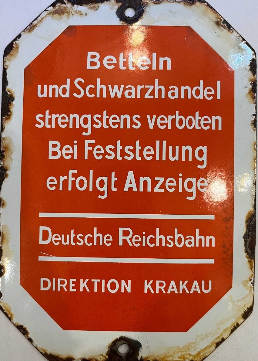 TomFromKatowice's tweet image. WWII, 1940s, occupied Poland, children begging for some food, photographed from a train.
#NeverForget
#NeverAgain
#WWII 
#reparations