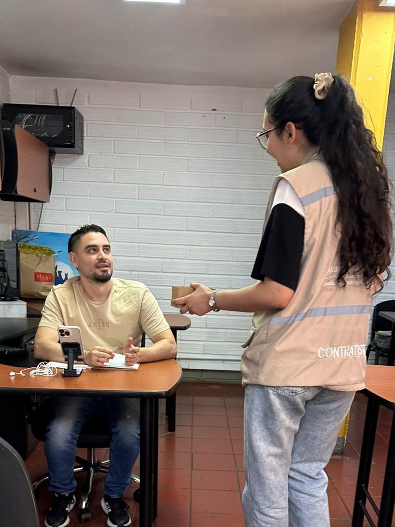 En la Semana del Libro y del Idioma, el Parque Biblioteca León de Greiff -La Ladera-,  sorprendió al personal de @Uniescolme con “Fortunas Literarias”: frases breves de narraciones que sembraron reflexiones, despertaron emociones y abrieron nuevas puertas  al conocimiento.