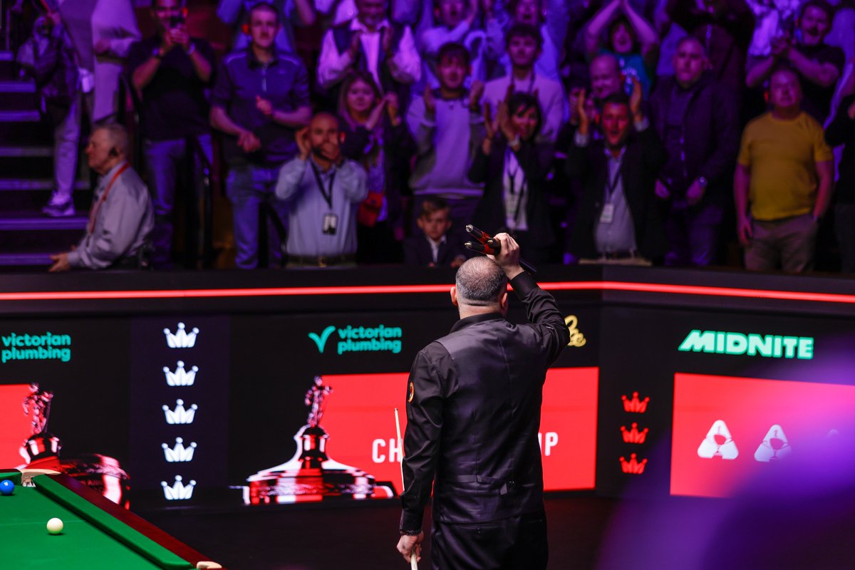 WeAreWST's tweet photo. The Crucible RISES for Hossein Vafaei! 👏

#WorldChampionship https://t.co/DFEnUb8sGl