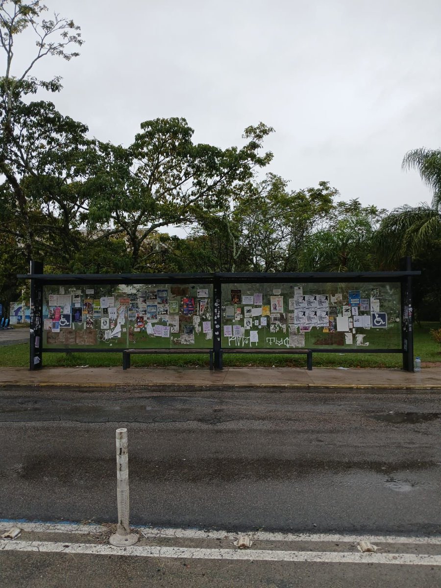 Novos tempos na UFSC!

O pessoal do Direita UFSC organizou uma ação de limpeza no ponto de ônibus, que estava sujo, cheio de cartazes militantes e abandonado. Justamente, ficava em frente ao prédio do DCE no campus de Floripa, ou seja, próximo ao prédio de quem deveria dar o