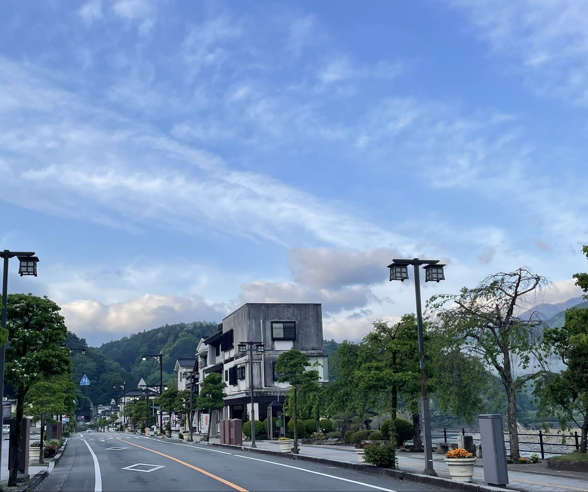 nagataniya0904's tweet image. おはようございます😄いつもの朝散歩🐾🐾 冷え冷え 寒々の身延の朝です。 しっかし((*´д｀*)) ｻﾑｩｩｩ･･･
ツバメさん達は賑やかに 飛び回ってます🥳🤣 小夏は今日も元気٩(๑❛ᴗ❛๑)۶ 身延の予報は☀️☁️ 今日も元気に頑張りましょうね♪ #身延町 #身延山 #犬のいる暮らし #永谷屋