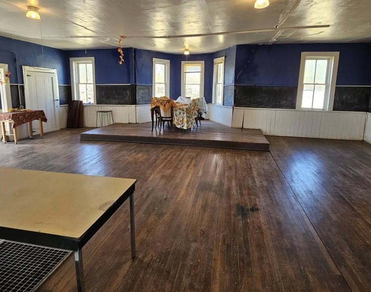 oldhouseunder50's tweet image. $180K. c.1920 #Colorado #Schoolhouse on 1 #Acre. Out in the quiet countryside on a little bit of acreage. oldhousesunder50k.com/c-1920-colorad…