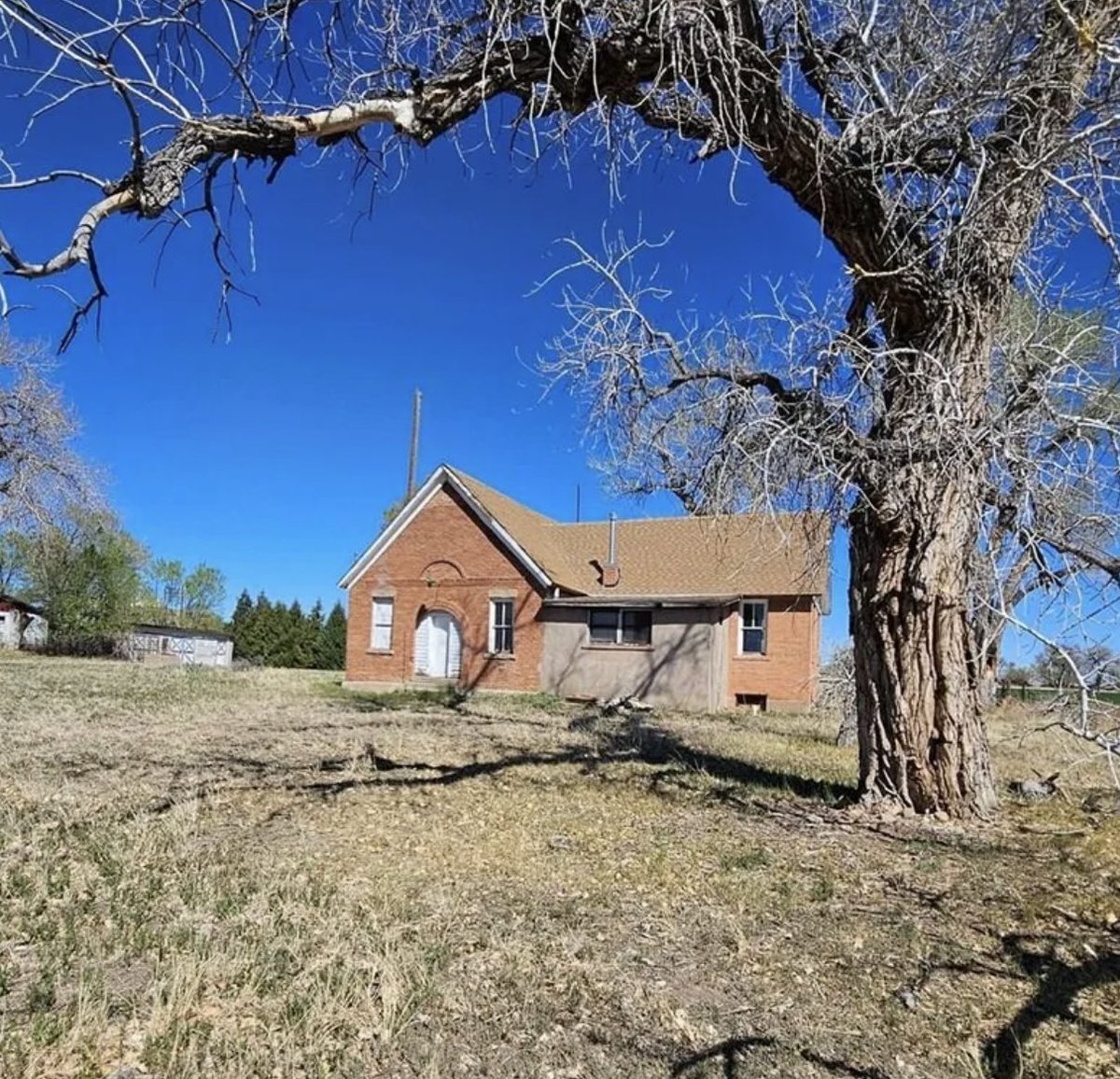 oldhouseunder50's tweet image. $180K. c.1920 #Colorado #Schoolhouse on 1 #Acre. Out in the quiet countryside on a little bit of acreage. oldhousesunder50k.com/c-1920-colorad…