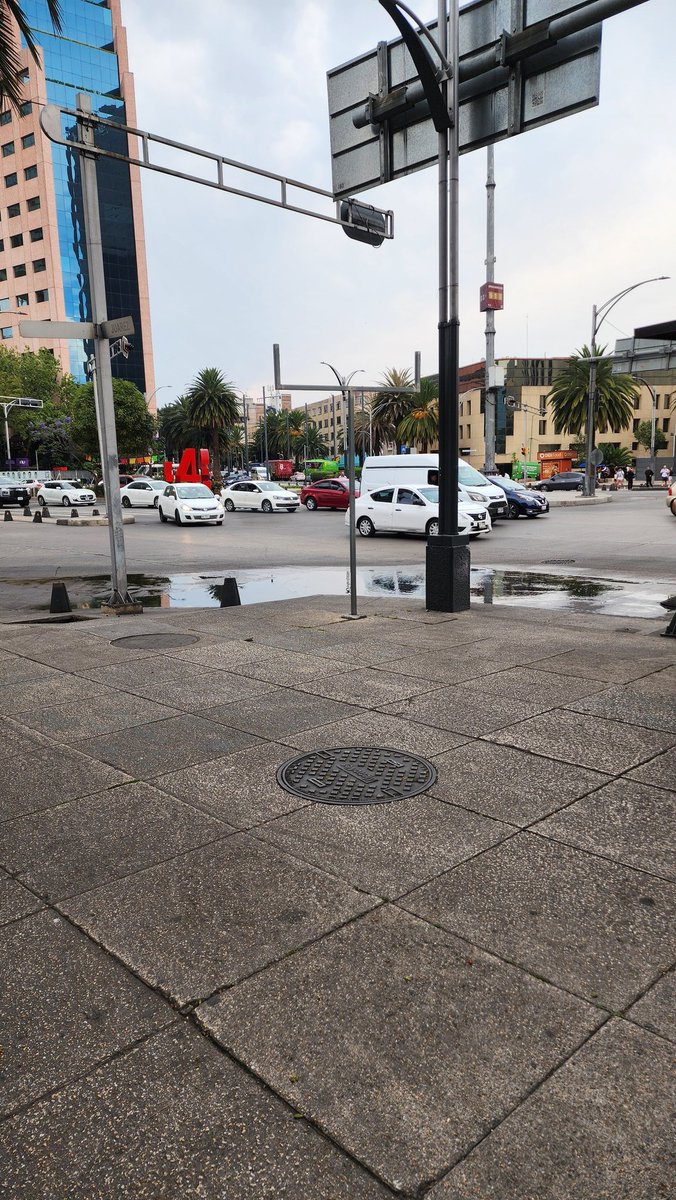 peopleofdrones's tweet photo. Sobre reforma y avenida bucareli lleva más de una semana el agua estancándose y generando un olor fétido. @ClaraBrugadaM @SSC_CDMX @AlcCuauhtemocMx https://t.co/4JOWSXPibw