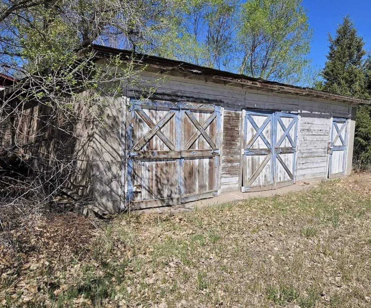 oldhousecalling's tweet image. $180K. c.1920 #Colorado #Schoolhouse on 1 #Acre. Out in the quiet countryside on a little bit of acreage. oldhousesunder50k.com/c-1920-colorad…