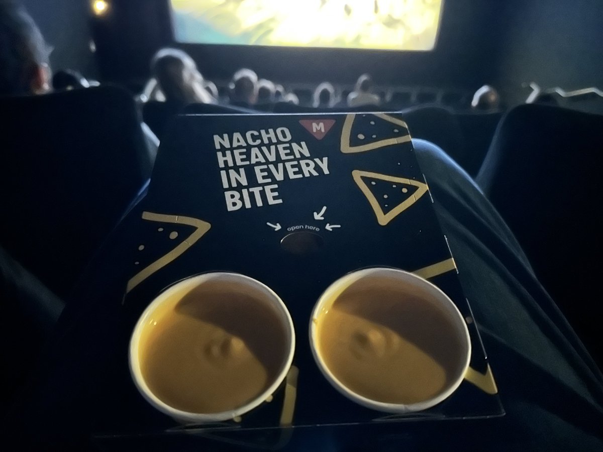 JoachimHesse's tweet image. Beim #Film-Quiz im #Kino habe ich heute Nachos mit Käse gewonnen. Serviert am Platz wie in der 1. Klasse. Juchu! 🥳 In der Sneak lief dann #Nürnberg, harte Kost mit dem immer überragenden #RamiMalek. Russel Crowe hat Hermann Göring bei den Nazi-Prozessen überzeugend dargestellt.