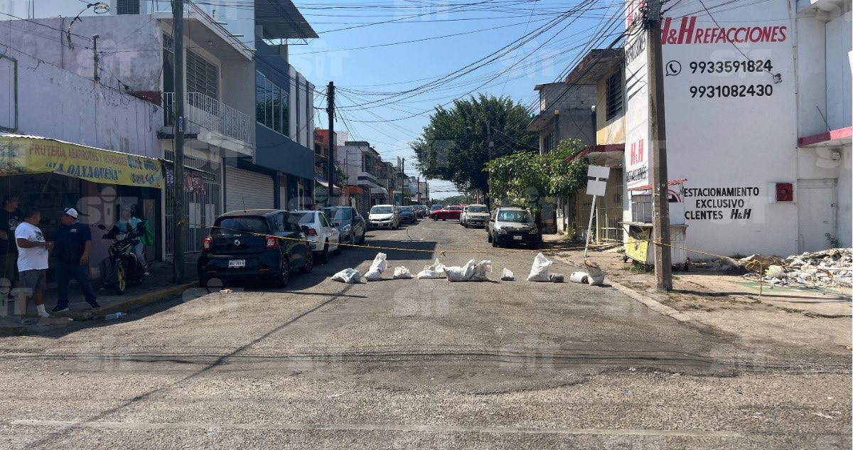 Habitantes de la calle Porfirio Díaz de la colonia bloquearon  la avenida Gregorio Méndez debido a que se encuentran sin energía eléctrica desde el día de ayer por lo que piden a la Comisión Federal de Electricidad restablecer el servicio.