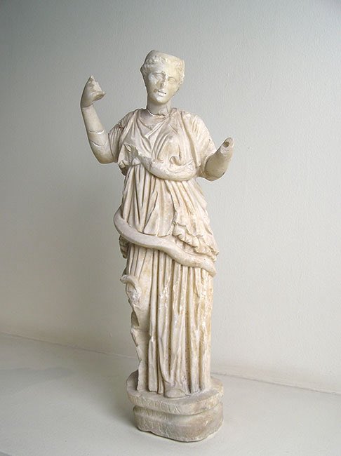 Estatuilla de mármol de la diosa Higía, hallada en el santuario de Asclepio en Epidauro. c. 200 d. C.