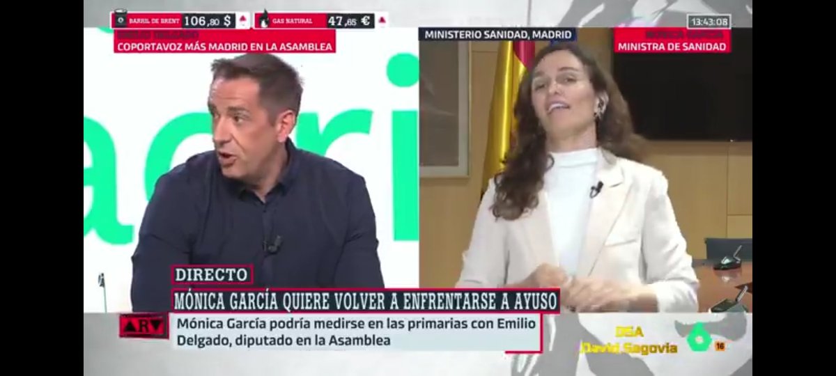 Sapientnet's tweet photo. @Victor_Reloba Las miradas que le echa a su patrocinador y mecenas del muy burdo del Ferreras son oro puro https://t.co/kjGbkWvDT6