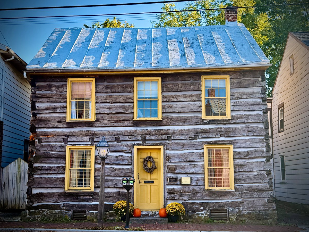 MelanieMoonlite's tweet photo. Isn’t this a charming home? I believe I’ve only shared a close-up photo before. Well, this was once Thaddeus Stevens’ log home here in #Gettysburg, Pennsylvania. It was built in 1790. 😱
#ItWasAllYellow #Yellow #Rustic #LogHome #LogHomes #Colonial #History #CivilWar #Photography
CC: @Oddwhims @HorrorsHearts79
@erincheshirecat @rj_dreamer 💛