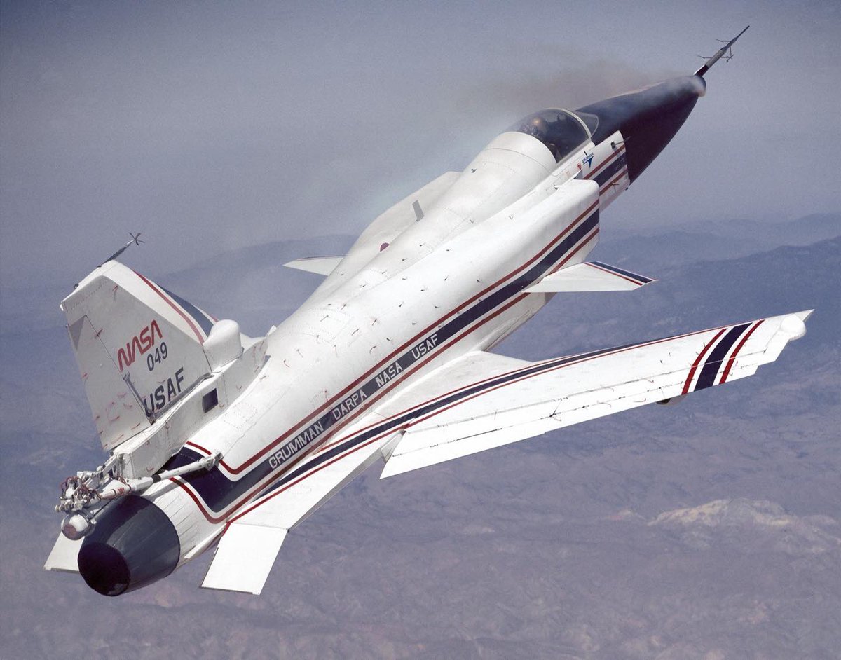 Boneyardsafari's tweet image. Here is the X-29 during a 1991 research flight, smoke generators in the nose of the aircraft were used to help researchers see the behavior of the air flowing over the aircraft. #x29 #nasa #boneyardsafari #aviationsafari