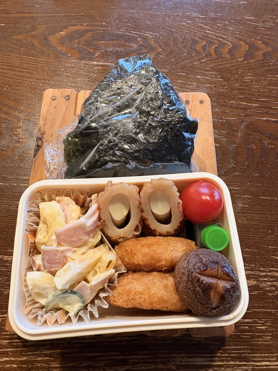 今日は遠足らしいので携帯性を重視🍙
高校でも遠足ってやってましたっけ？覚えてない、、、😅
643日目 おにぎり弁当
#お弁当 #親父の弁当