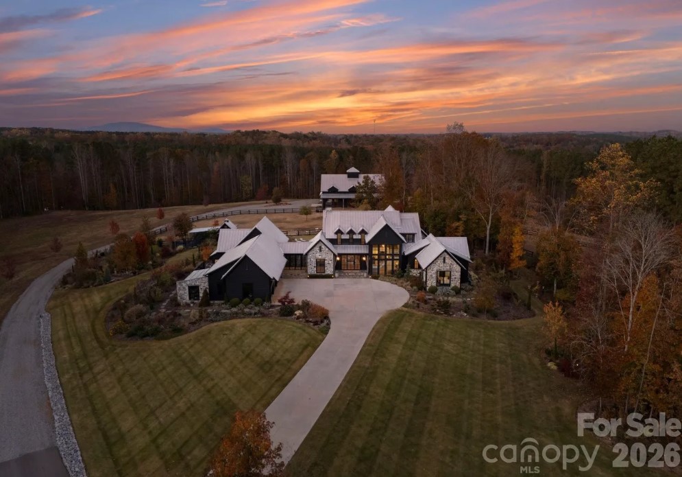 Queen_City_News's tweet image. A GOLF LIFE ⛳️ | A Lincoln County property owned by Jon Rahm's caddie has a 3,000-square-foot recreation barn and is on the market for $14 million. #realestate

See what else the home has here👇
tinyurl.com/4yj8kb3a