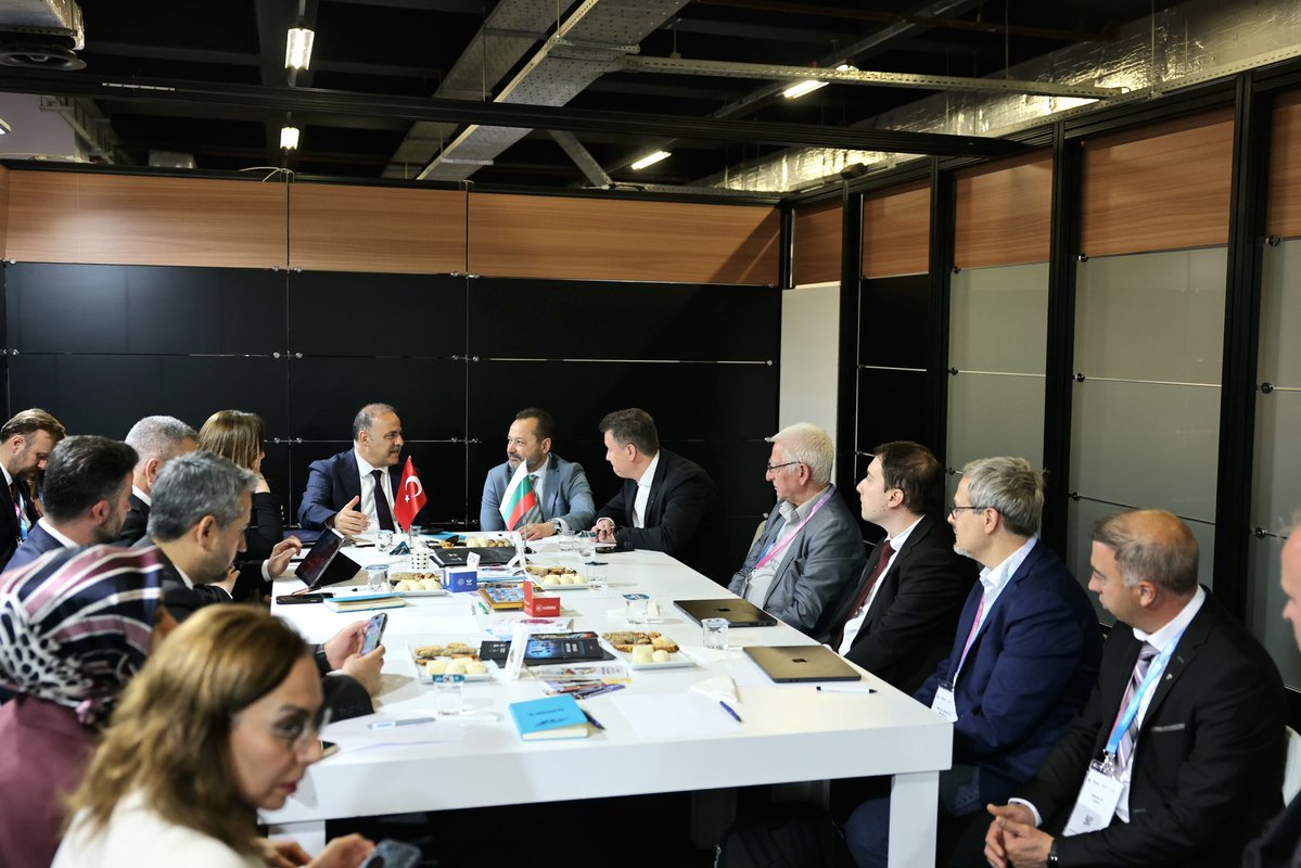 📍İstanbul

17.Akıllı Ulaşım Sistemleri Avrupa Kongresi çerçevesinde, Bulgaristan heyetiyle ikili görüşmeler gerçekleştirdik.

Bölgesel ulaştırma iş birlikleri, sınır ötesi bağlantısallık, dijital altyapılar ve akıllı mobilite çözümleri üzerine verimli değerlendirmelerde