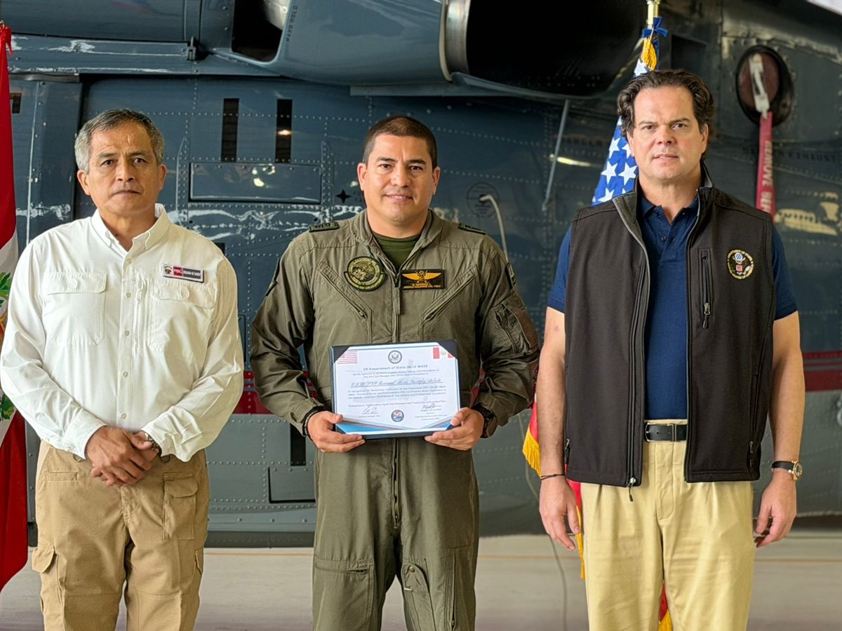 SA_Defensa's tweet image. 📍Ucayali, #Peru (🇵🇪)

The @USEMBASSYPERU's (🇺🇸) Bernie Navarro oversaw the delivery of certificates for the UH-60 Black Hawk Helicopter Transition Course.

The U.S. transferred UH-60 Black Hawks to Peru for anti-narcotics operations, including some units from #Colombia (🇨🇴)